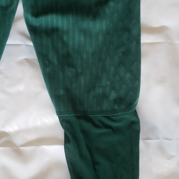 ALO Yoga Motion Leggings - Picture 12 of 12